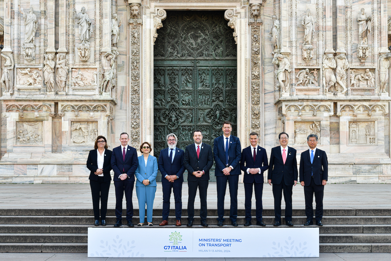 "Foto di famiglia" dei ministri del #G7Trasporti al Duomo di Milano