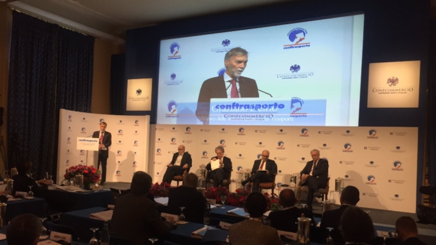 il ministro delrio al forum conftrasporto di cernobbio