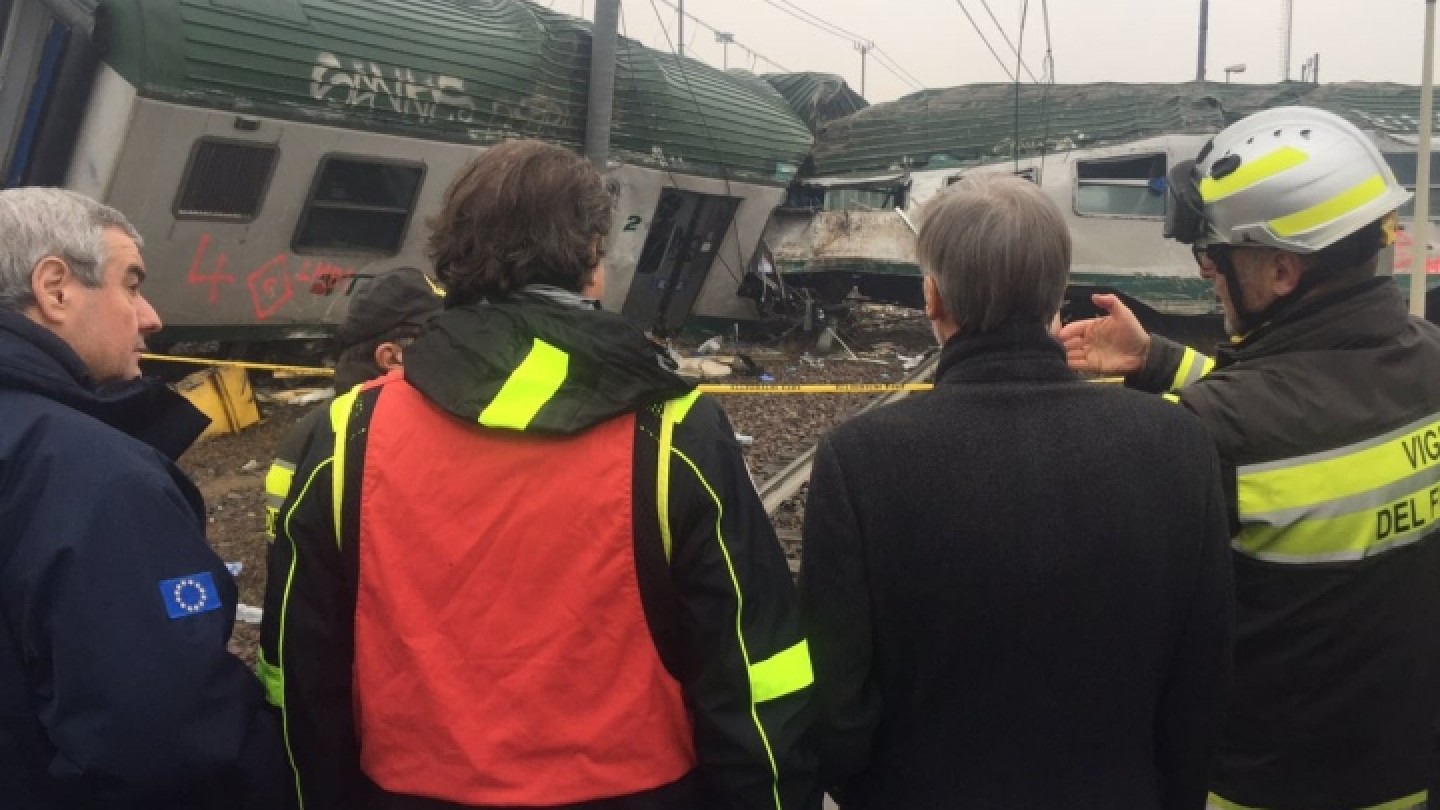 Il ministro delrio sul luogo dell'incidente di pioltello