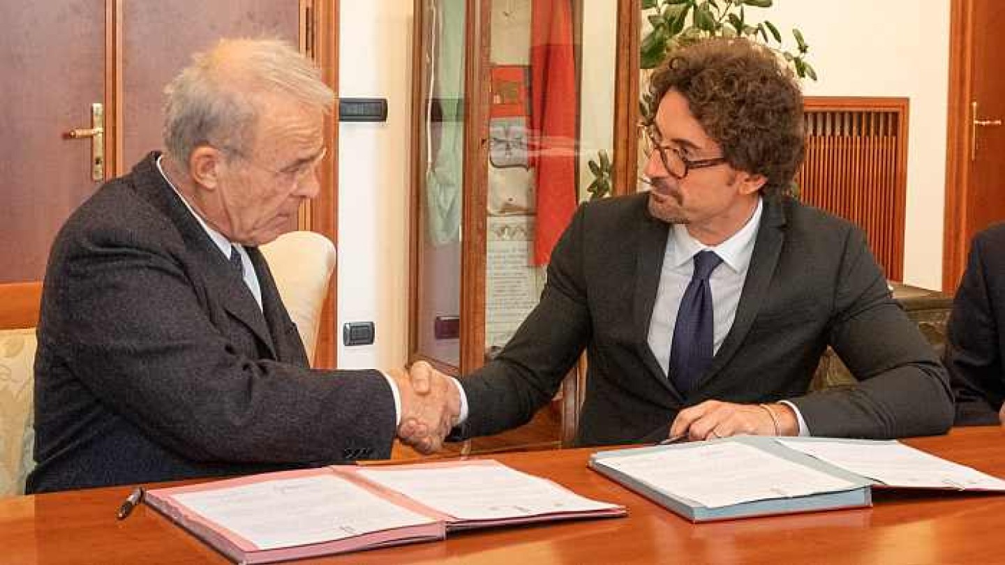 Ministro firma protocollo