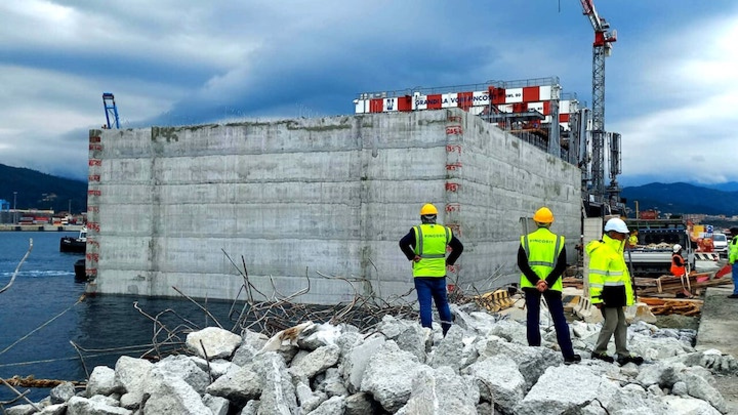 Nuova Diga Foranea: posa del primo cassone nel porto di Genova
