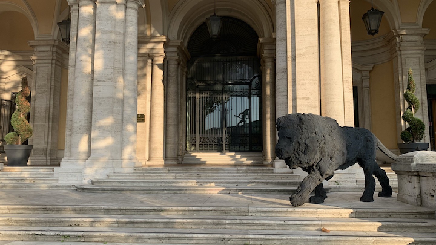 Entrata del Ministero delle Infrastrutture e dei Trasporti (MIT) con vista dell'opera uno dei ‘Leoni’ dell’artista Davide Rivalta 