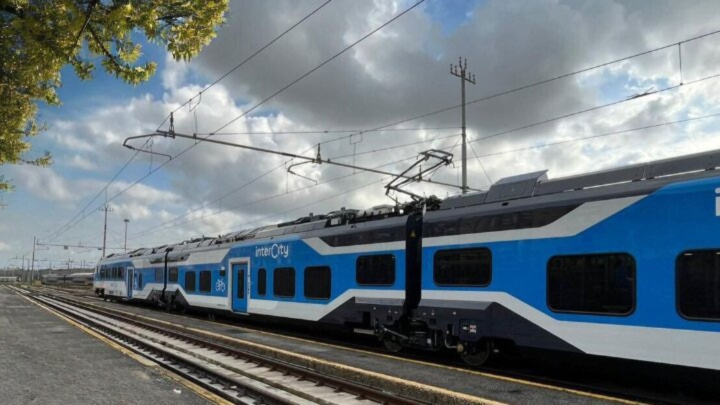 Treno Intercity fermo sui binari