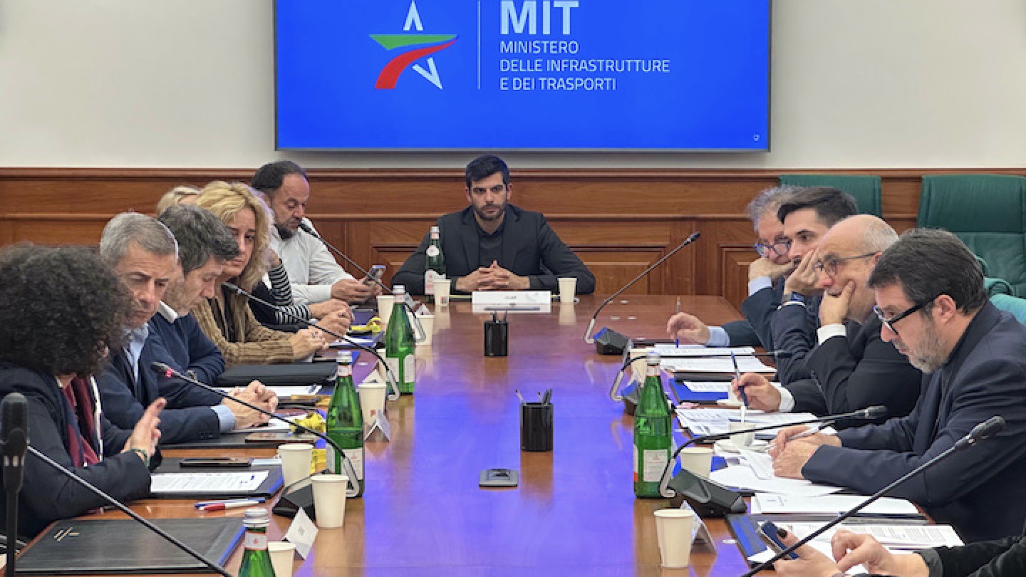 Il ministro Matteo Salvini con i rappresentanti sindacali presso il MIT