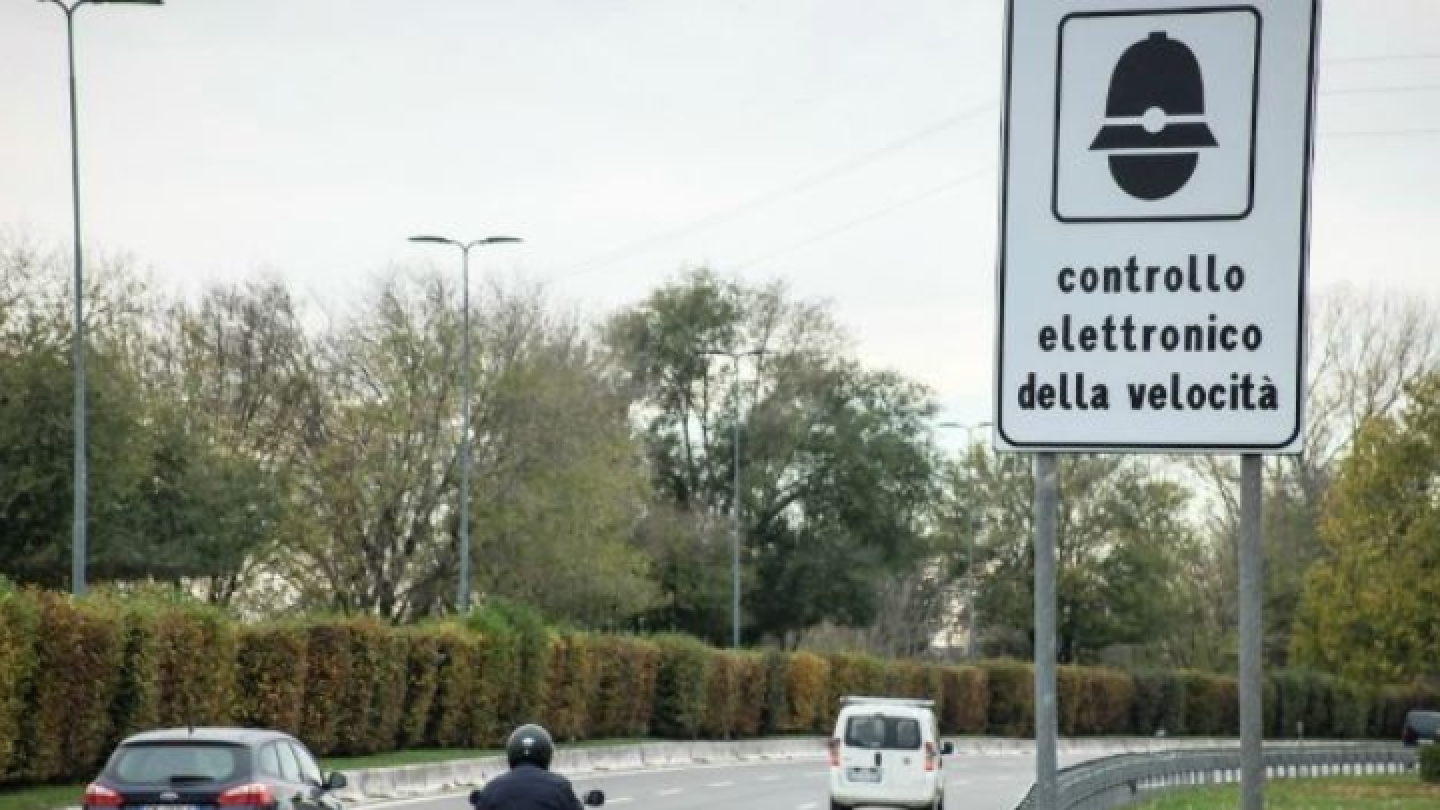 Immagine cartello stradale controllo elettronico della velocità