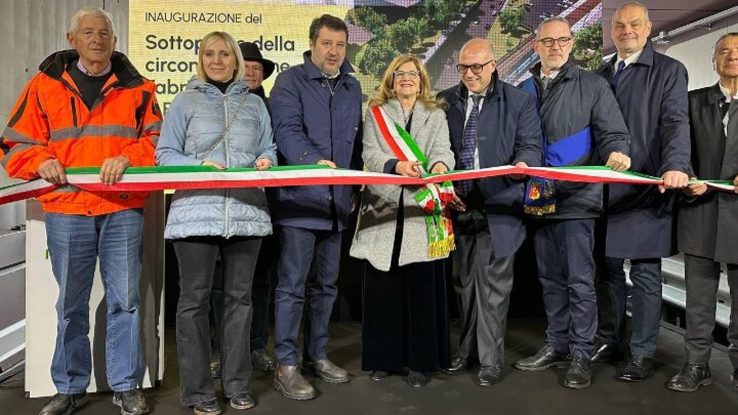 Immagine del ministro Matteo Salvini e vertici istituzionali taglio nastro Fabriciano