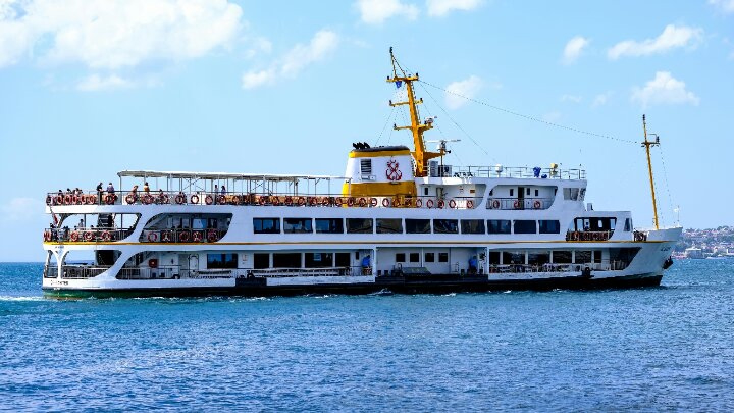 Immagine nave per il trasporto pubblico locale marittimo in navigazione