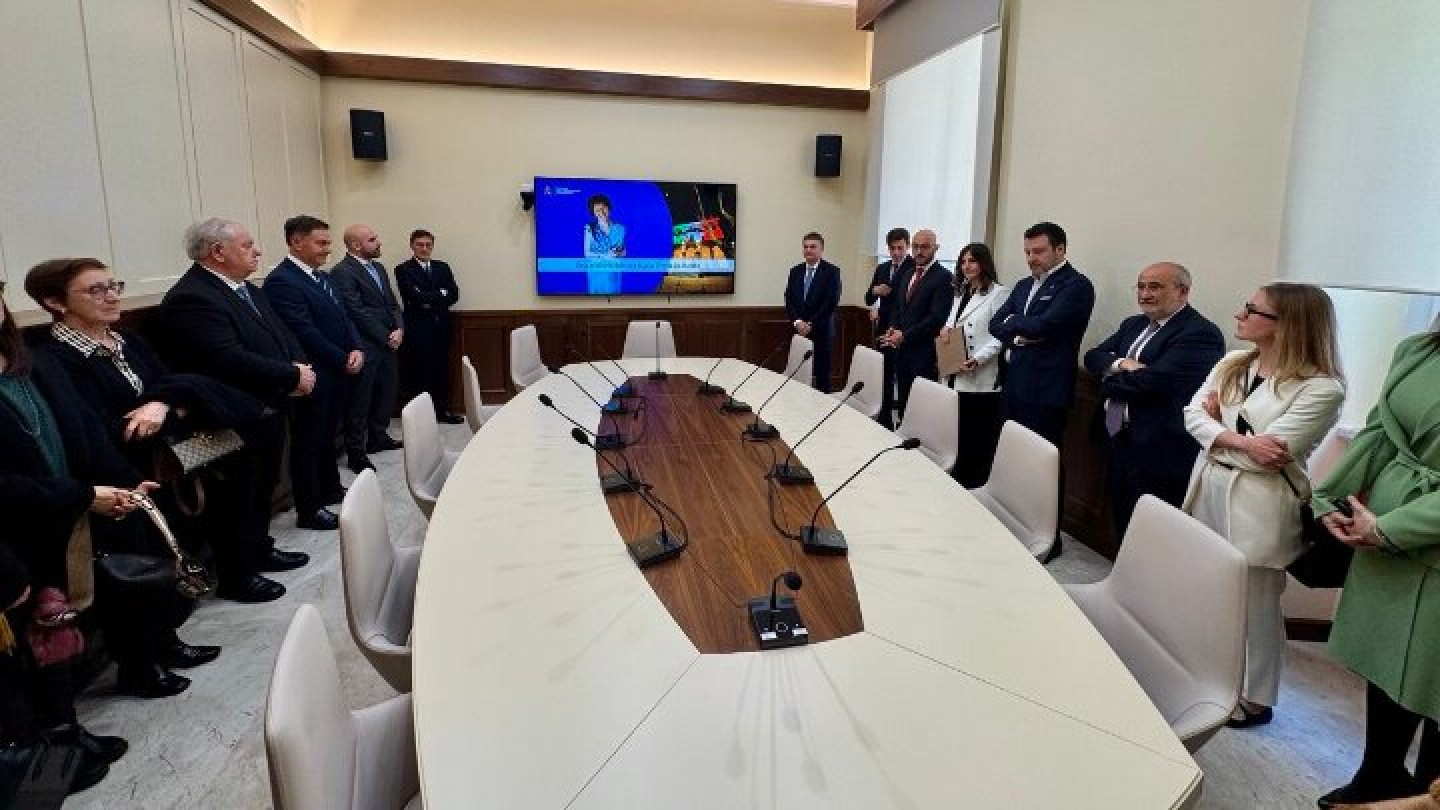 Interno sala riunioni intitolata alla Dott.ssa Maria Teresa Di Matteo