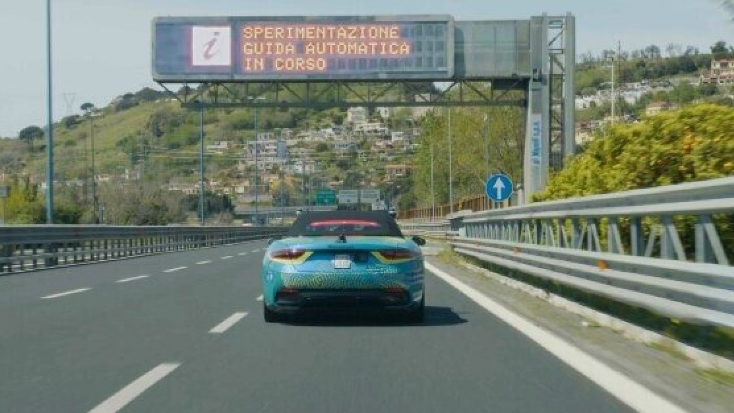 Auto a guida autonoma su strada per test di prova Tangenziale di Napoli