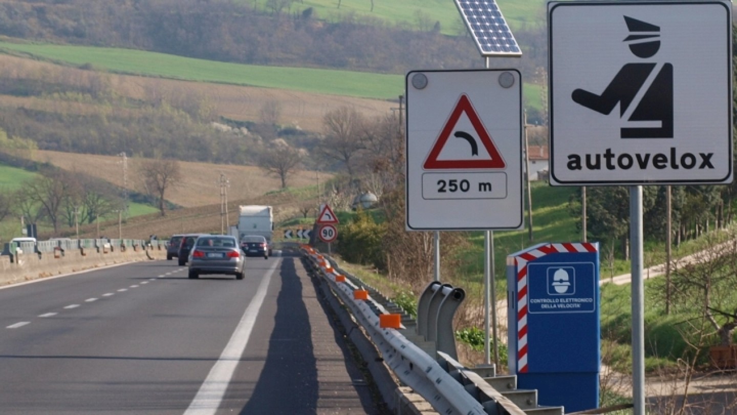 Immagine cartelli autovelox su strada controllo velocità