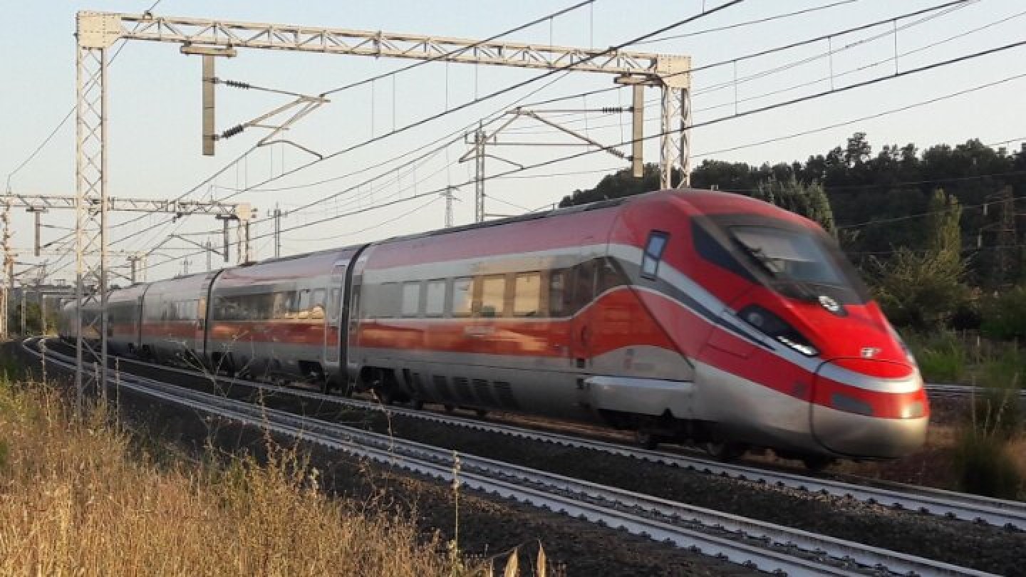 Immagine treno Alta velocità sui binari 