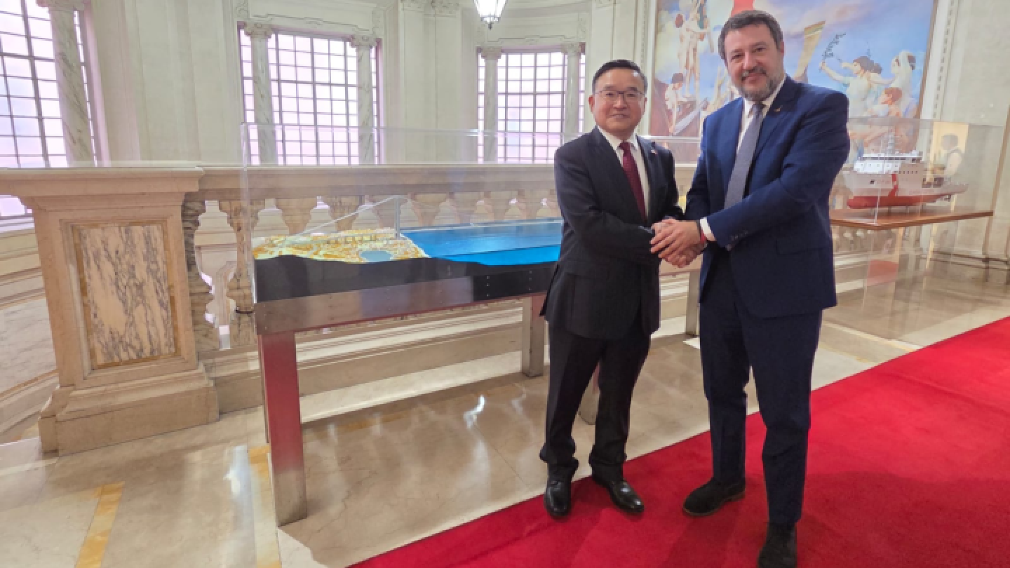 Il Ministro Salvini con l'ambasciatore Jia Guide