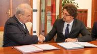 Ministro firma protocollo