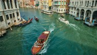 Canale di Venezia con barche in movimento
