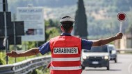 Immagine carabiniere controllo stradale con paletta 