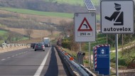 Immagine cartelli autovelox su strada controllo velocità